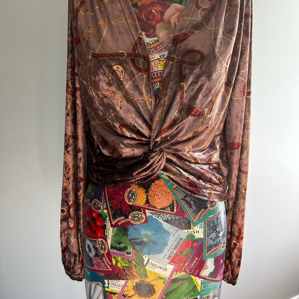 Equestrian Velvet Knot Front Top with Chain Print motf